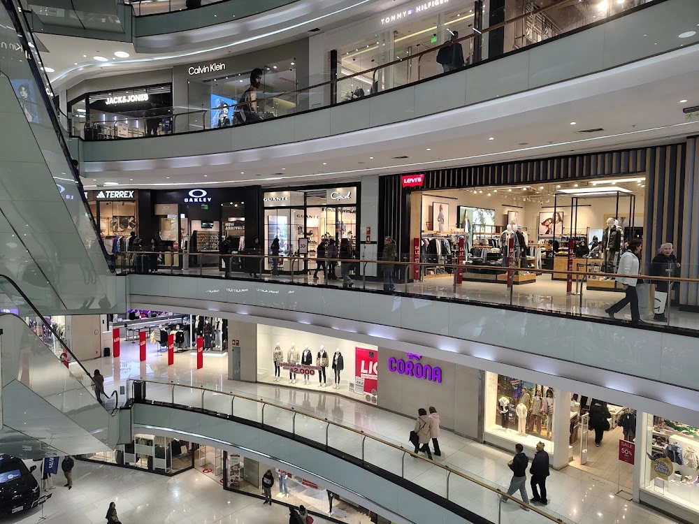 Compras y lluvia_ Mall Paseo Costanera